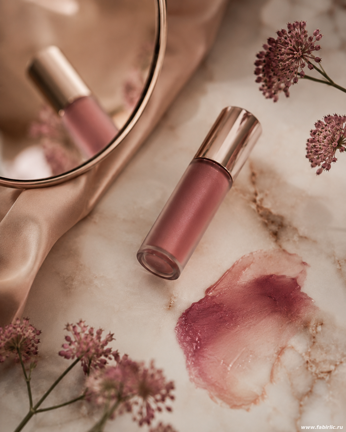 Размытый ягодный пигмент для эффекта blurred lips в макияже 2026