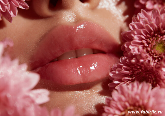 Губы оживают в поэзии красоты!